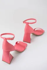 Sandalias negras de cuero sintético con punta cuadrada, tira delgada sobre los dedos y pulsera con hebilla al tobillo. Taco geométrico triangular. Marca Trend.