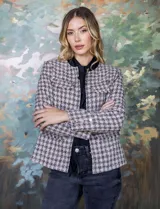 Chaqueta en tejido tweed y lurex color marrón, con cuello a la base, abertura central y bolsillos simulados.