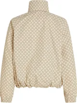 Campera deportiva Tommy Hilfiger color beige con estampado de logos en marrón. Tiene cuello alto, cierre de cremallera, dos bolsillos laterales con botones, puños elásticos y logo bordado en el puño.