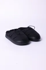 Pantuflas negras acolchadas con interior de piel sintética y ajuste con cordón elástico.