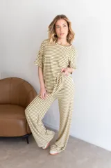 Remerón de viscosa con estampado a rayas horizontales color marrón y beige.
