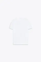 Camiseta blanca de algodón con cuello redondo, manga corta y efecto lavado.