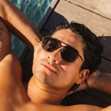 Lentes de sol Sunski modelo Estero, con montura metálica color verde oliva y detalles en marrón. Lentes polarizados que bloquean el 100% de los rayos UVA/UVB/UV400. Diseño inspirado en los lentes de aviación vintage.