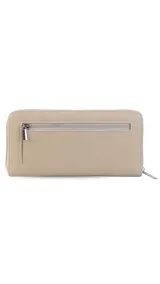 Billetera larga color mostaza con textura rugosa, cierre perimetral con deslizador metálico y placa rectangular con logo en el frente.