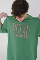 Remera verde con estampado de la palabra "Pulau" en color lila.