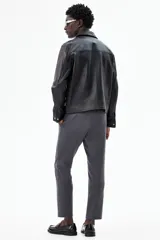 Pantalón de vestir gris oscuro, tobillero, de corte slim fit, con cierre de botón, bolsillos laterales y traseros ribeteados con botón.