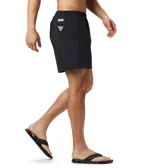 Short de baño negro Columbia Backcast III con tecnología Omni-Shade™ UPF 50, de secado rápido, con cintura elástica ajustable con cordón, bolsillos laterales de malla, bolsillo trasero con cremallera y forro interior de malla.