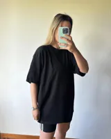 Remerón negro de algodón, corte oversize y manga corta.