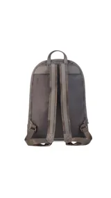 Mochila negra de tela impermeable con detalles en cuero sintético. Tiene un compartimento principal con cierre, un bolsillo frontal con cierre y un compartimento interno para notebook de 15 pulgadas.