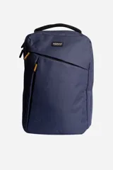 Mochila azul marino con cierre diagonal y logo de goma de la marca Mistral.