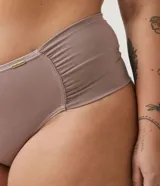 Bombacha de bikini negra con laterales drapeados y forro de algodón.