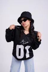 Remerón negro de corte holgado con estampado frontal del número 01 en blanco y la frase "Los Angeles" en las mangas.