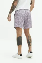 Short de baño con estampado a rayas verticales en tonos celeste y blanco, con cintura elástica ajustable con cordón, dos bolsillos laterales y uno trasero.