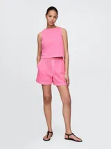 Short de jean color fucsia, de tiro alto y corte holgado, con cintura elástica.