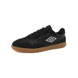 Zapatillas urbanas Umbro Track de hombre, color negro con logo blanco y suela marrón.