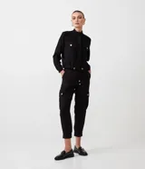 Pantalón zanahoria negro de viscosa, con cintura alta, bolsillos cargo con botón dorado y ruedo con dobladillo. 