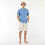 Camisa celeste de manga corta con cuello mao y cierre frontal con botones.