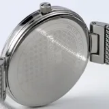 Reloj Jacques Lemans de dama, modelo 1-2110B de la línea Milano. Caja de acero plateado de 34mm de diámetro, esfera color champagne con agujas plateadas y pulsera de malla milanesa plateada. Sumergible hasta 50 metros.