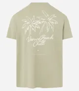 Remera de hombre color verde salvia, confeccionada en algodón peruano, con cuello redondo, manga corta y un pequeño bordado de lettering y palmeras en el pecho.