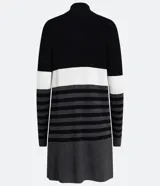 Cardigan alargado de punto con estampado a rayas horizontales en tonos de gris, negro y blanco. Tiene manga larga y bolsillos delanteros.
