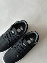 Championes Circa Drifter de corte bajo, color negro con suela blanca. Fabricados en lona y material textil transpirable y resistente a las inclemencias del tiempo.