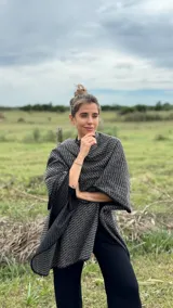 Ruana tejida en acrílico color gris con diseño de espiga.