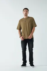 Remera oversize negra de algodón con cuello redondo y mangas cortas. Corte amplio y relajado.