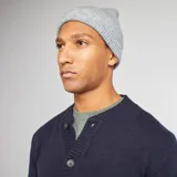 Cárdigan azul marino de punto de lana con cuello redondo y cierre frontal con botones.