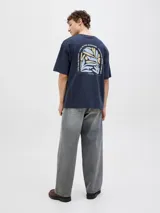 Remera azul marino de manga corta y cuello redondo con estampado en la espalda que incluye texto y diseño abstracto.