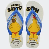 Ojotas Havaianas con estampado de Homero Simpson, con tiras azules y base blanca.