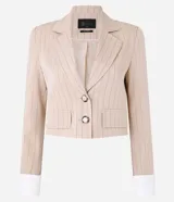 Blazer color beige con rayas verticales finas, cuello con solapa, doble botón, bolsillos delanteros y mangas largas con detalle contrastante en blanco.