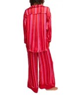 Conjunto de pijama de camisa de manga larga con cuello y pantalón de corte amplio, con estampado de flores y tigres en tonos rojos, rosas y blancos.