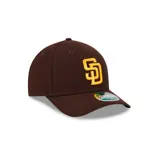 Gorro marrón de béisbol New Era 9Forty M-Crown San Diego Padres Snapback, con logo del equipo bordado en amarillo.