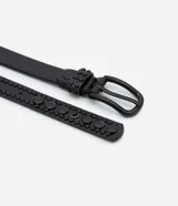Cinturón negro de cuero sintético con hebilla metálica rectangular y tachas plateadas.