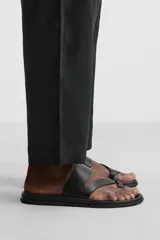 Sandalias de cuero negro con tiras anchas y plantilla anatómica.