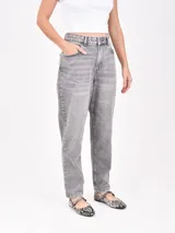 Pantalón jean gris de corte mom con tiro alto y lavado claro.