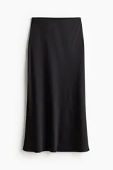 Pollera midi negra con leve brillo y caída suave. Modelo de tiro alto con elástico oculto en la cintura y leve vuelo en el bajo.