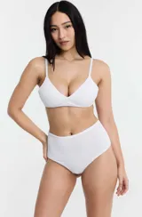 Bombacha de tiro alto color blanco, confeccionada en microfibra suave y elástica, con fundillo de algodón.