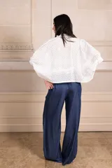 Camisa blanca calada con botones y mangas cortas. Incluye tres prendedores con forma de flor.