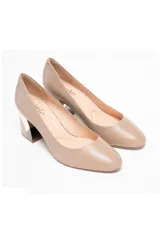 Zapatos de cuero color visón, con punta redondeada y taco geométrico de 6 cm.
