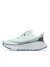 Zapatillas de trail running Columbia Konos Trillium ATR para mujer, color celeste con detalles en gris y azul. Cuentan con tecnología Omni-MAX™ para amortiguación y estabilidad, entresuela Techlite+™ para comodidad y suela Adapt Trax™ para tracción en terrenos variados.