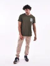 Remera verde militar de corte regular con estampado de flor celeste en el pecho.