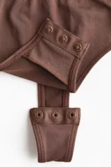 Body colaless color marrón con efecto push-up, leve efecto moldeador en la cintura, breteles ajustables y copas acolchadas sin aros.