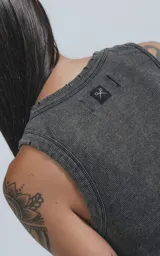 Musculosa gris de morley con corte ajustado.