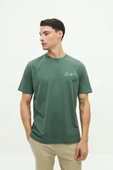 Remera verde militar de manga corta con cuello redondo y logo 'club-71' estampado en el pecho.