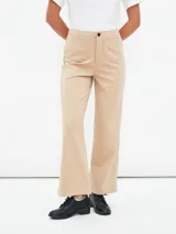 Pantalón acampanado color beige con bolsillos frontales y cierre con botón.