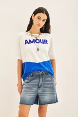Remera blanca con recorte inferior azul y estampado frontal con la palabra 'AMOUR' en azul.