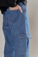 Pantalón de denim azul claro, de corte recto con múltiples bolsillos laterales.