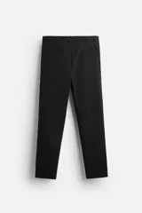 Pantalón de jogging color beige confeccionado en tejido de mezcla de algodón. Cuenta con cintura elástica ajustable con cordón, bolsillos frontales y traseros.