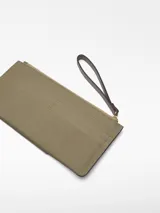 Monedero grande de piel color beige, con un compartimento principal con cierre de cremallera, bolsillo exterior en la parte delantera, tarjetero en la parte trasera y logo grabado.